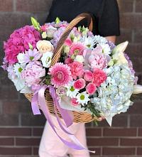 Цветочная композиция из Розы, Хризантемы, Пионы и Лизиантусы в корзине в Пионерский